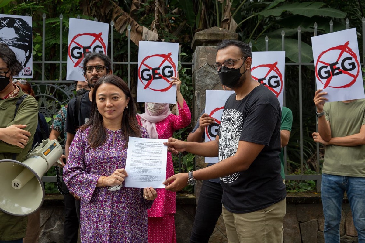 Gagasan Belia representative Tharma Pillai (right) passing the memorandum to Segambut MP Hannah Yeoh.